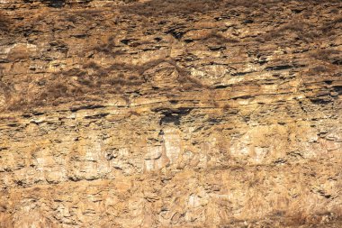 Mavi gökyüzüne karşı yükselen taş