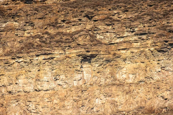 Mavi gökyüzüne karşı yükselen taş