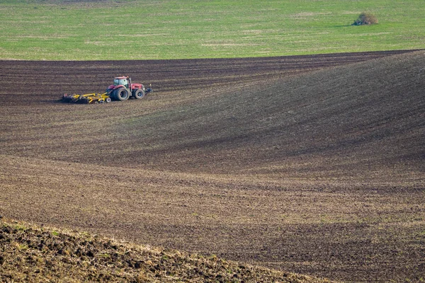 Agricole des champs moraves en Tchéquie . — Photo