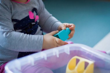 Küçük kız plastik bloklarla oynama.