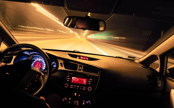 Nachtfahrt, Blick aus dem Auto. — Stockfoto