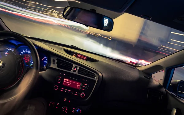 Nachtfahrt, Blick aus dem Auto. — Stockfoto