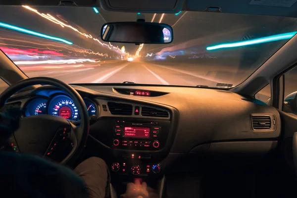 Nachtfahrt, Blick aus dem Auto. — Stockfoto