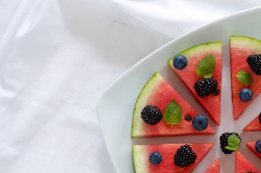 Dilimli karpuz pizza.