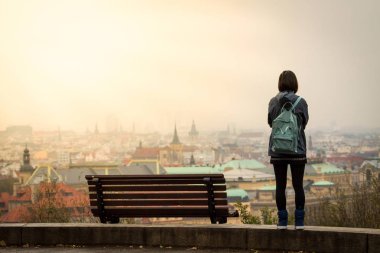 Prag Panoraması üzerinde izlerken kadın.