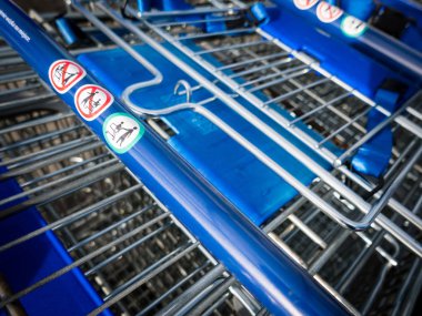 Alışveriş arabaları Park üzerinde kal,