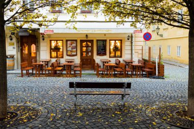 Prag'da Restoran girişinde.