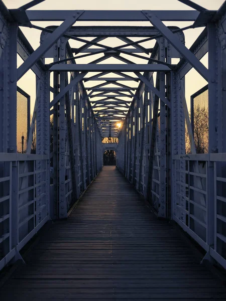 Symmetri utsikt över gångbron. — Stockfoto