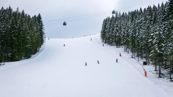 Skiers on ski slope — Stock Photo, Image