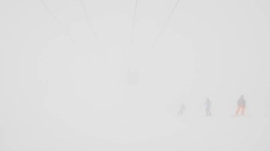 Kayakçı kalın sis içinde