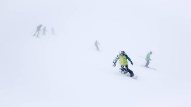 Kayakçı kalın sis içinde