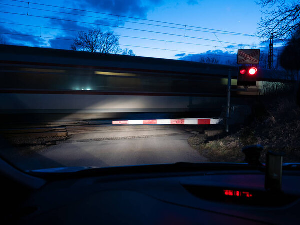 Закрытый барьер на железнодорожном переходе
