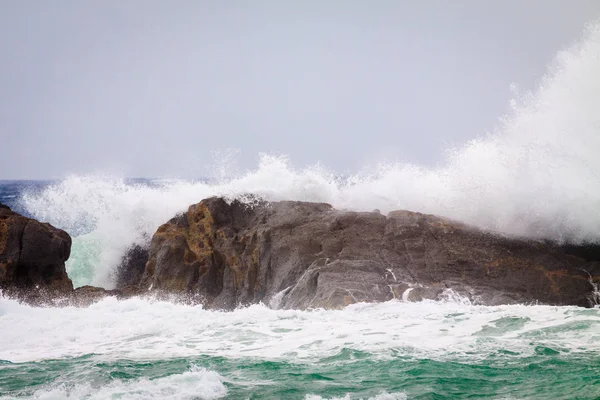 L'onda si è schiantata contro la roccia — Foto Stock