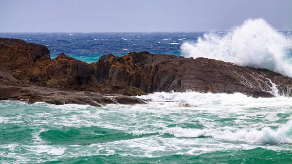 L'onda si è schiantata contro la roccia — Foto Stock