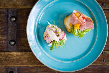 Hızlı öğle yemeği için küçük sandviçler.