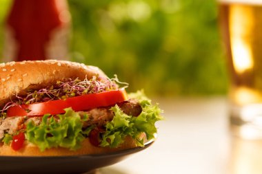 Hamburger bira ile hizmet