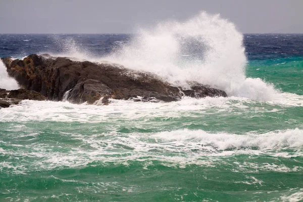 L'onda si è schiantata contro la roccia — Foto Stock