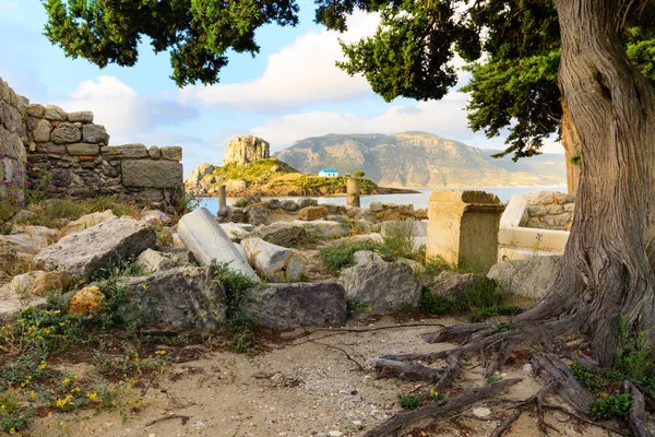 Ruines anciennes et petite île de Kastri à Kos — Photo