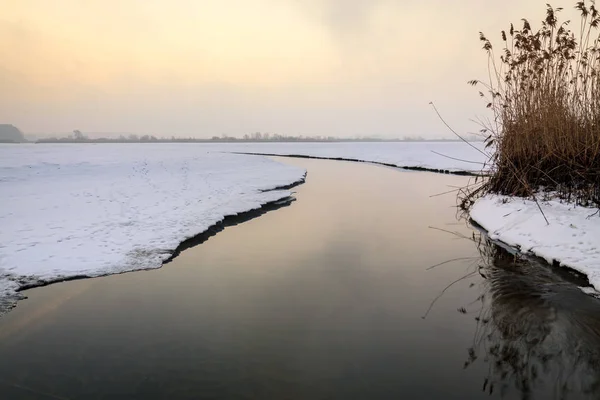 Kleiner Bach fließt zur Winterzeit. — Stockfoto