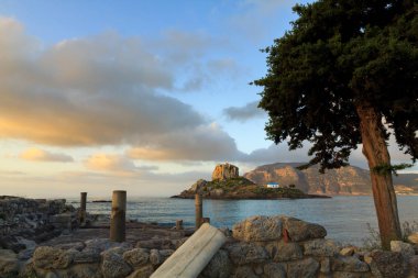 Antik kalıntılar ve Kastri küçük ada İstanköy