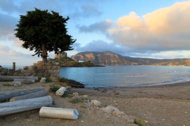Antik kalıntılar ve Kastri küçük ada İstanköy