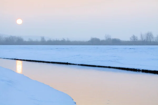 Petit ruisseau qui coule en hiver . — Photo