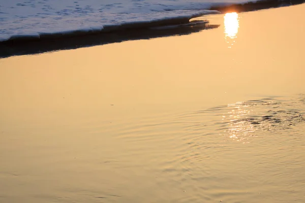 Réflexion de la lumière du soleil et rides sur le ruisseau en hiver — Photo