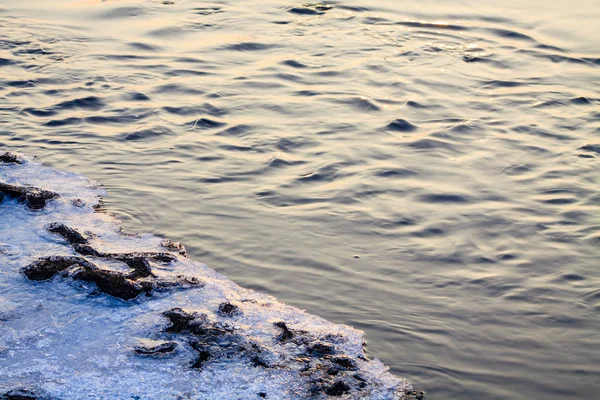 Réflexion de la lumière du soleil et rides sur le ruisseau en hiver — Photo