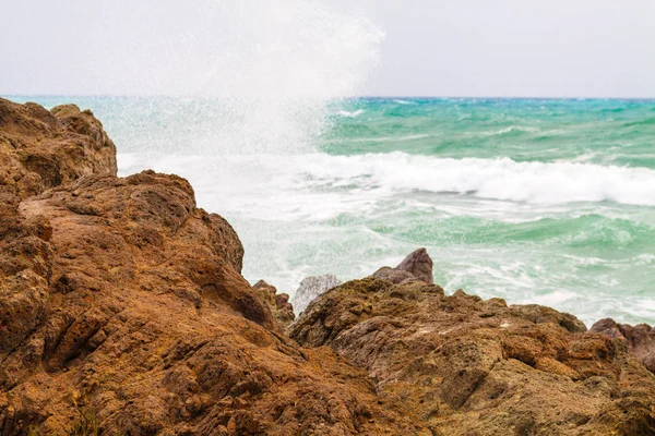 Grande onda si è schiantato sulla spiaggia rocciosa — Foto Stock