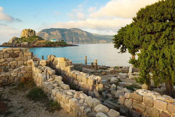 Ruines anciennes et petite île de Kastri à Kos — Photo