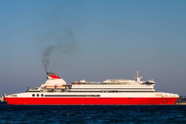 Kırmızı ve beyaz Feribot Tekne