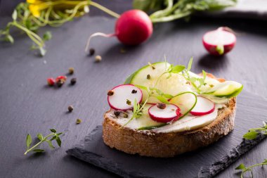 Kırmızı turp, salatalık ve taze otlar ile sandviç.