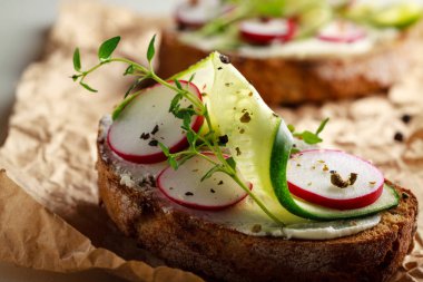 Kırmızı turp, salatalık ve taze otlar ile sandviç.