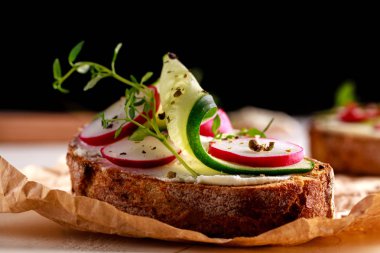 Kırmızı turp, salatalık ve taze otlar ile sandviç.