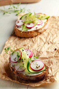 Kırmızı turp, salatalık ve taze otlar ile sandviç.