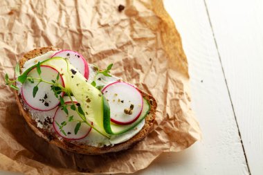 Kırmızı turp, salatalık ve taze otlar ile sandviç.