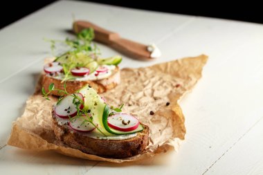 Kırmızı turp, salatalık ve taze otlar ile sandviç.