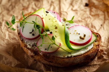 Kırmızı turp, salatalık ve taze otlar ile sandviç.