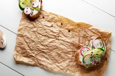 Kırmızı turp, salatalık ve taze otlar ile sandviç.