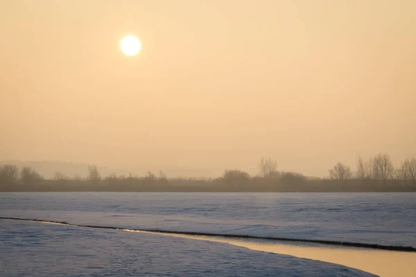 Paysage de brume matin lever du soleil — Photo