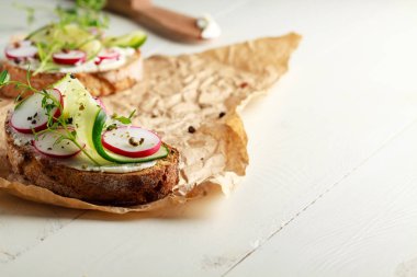 Kırmızı turp ile sandviç