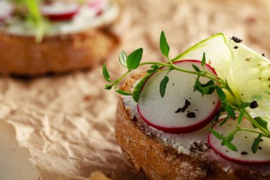 Kırmızı turp ile sandviç