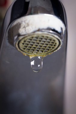 Taş ve kalsiyum çökeller ile eski sızdıran musluk