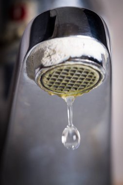 Taş ve kalsiyum çökeller ile eski sızdıran musluk