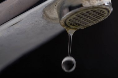 Taş ve kalsiyum çökeller ile eski sızdıran musluk