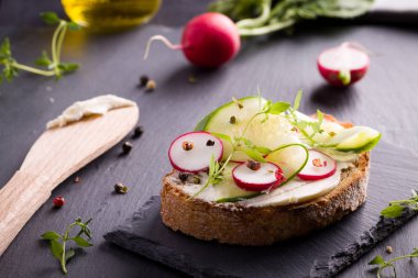 Kırmızı turp ile sandviç.