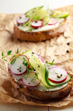 Kırmızı turp ile sandviç.