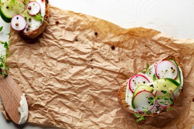 Kırmızı turp ile sandviç.