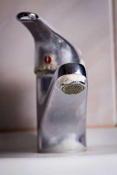 Oude lekkende kraan met steen en calcium sedimenten — Stockfoto