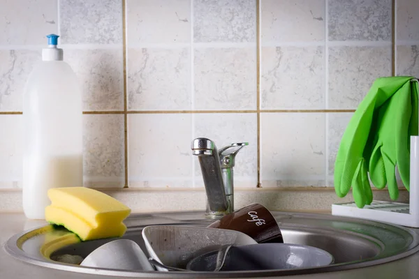 Pia cheia de pratos de lavagem — Fotografia de Stock